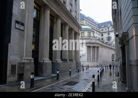 Una vista di Throgmorton Street nel quartiere finanziario della città di Londra, dove la prima fabbrica di cannabis della città è stata scoperta vicino alla Banca d'Inghilterra, mentre i criminali approfittano delle tranquille strade di Square Mile, la polizia ha detto. Data immagine: Mercoledì 20 gennaio 2021. Foto Stock