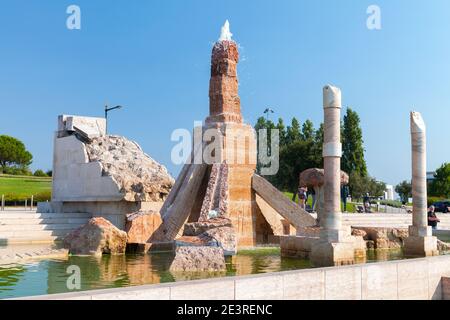 Lisbona, Portogallo - 13 agosto 2017: Monumento ao 25 de Abril o Monumento al 25 aprile in giornata di sole, i turisti sono nelle vicinanze Foto Stock