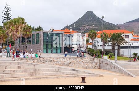 Vila Baleira, Portogallo - 19 agosto 2017: Vista sulla strada costiera di Vila Baleira, la gente comune cammina per la strada Foto Stock