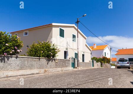 Vila Baleira, Portogallo - 17 agosto 2017: Vista sulla strada costiera di Vila Baleira con case bianche e auto parcheggiate Foto Stock