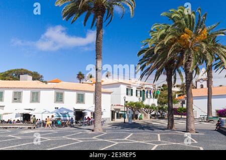 Vila Baleira, Portogallo - 18 agosto 2017: Vista sulla strada di Vila Baleira gente comune camminare per la strada. Avenue Henrique Vieira de Castro Foto Stock