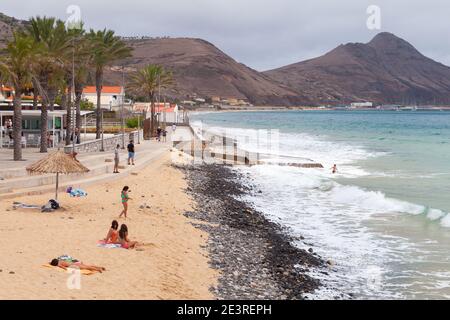 Vila Baleira, Portogallo - 19 agosto 2017: La gente si rilassa alla spiaggia sabbiosa dell'isola di Porto Santo Foto Stock