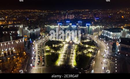 Vista aerea notturna con luci di illuminazione di Derzhprom e Karazina National University sulla libertà Svobody Square Kharkiv, Ucraina Foto Stock