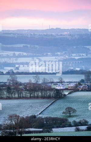 La vista a sud da Almscliffe Crag in Lower Wharfedale su una mattinata invernale amaramente fredda con una brina spessa che copre il paesaggio all'alba. Foto Stock