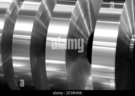 bobine finali di lamina di alluminio dopo taglio sulla macchina ad asse, foto in bianco e nero Foto Stock