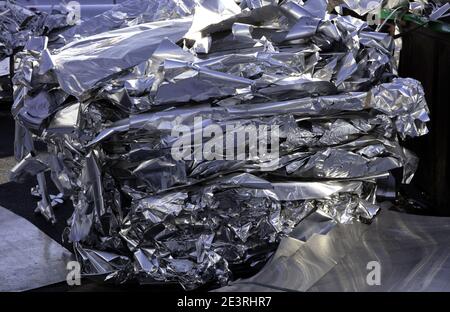 rottami di alluminio in un palo, in attesa di reciclare in una fonderia Foto Stock