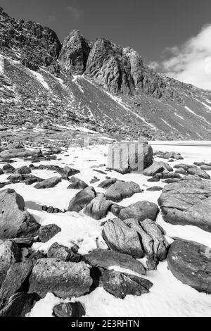 Inghilterra. Favoloso scenario invernale in monocromo di Dow Crag sulla montagna con lo stesso nome nelle Fells Orientali del Distretto dei Laghi Inglesi in Cumbria vicino alla piccola città di Coniston e al lago di Coniston Water. Foto Stock