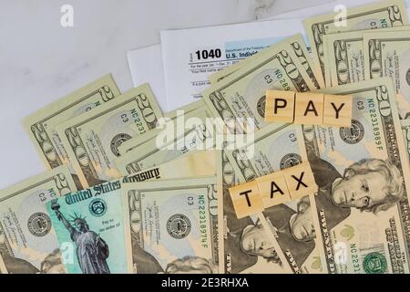 Ufficio contabile negli Stati Uniti moduli fiscali in bianco 1040 stimati tassa per gli individui su fattura del dollaro con dichiarazione dell'imposta sul reddito Foto Stock