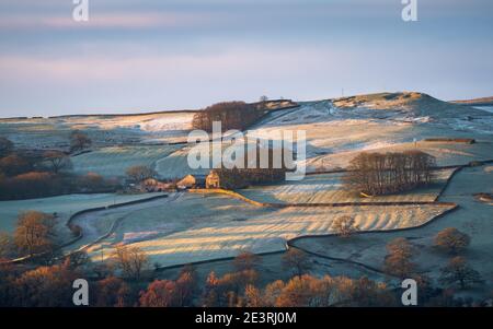 La prima luce diretta del sole che sorge evidenzia Hawpike Farm nelle Yorkshire Dales in una mattinata invernale amaramente fredda e gelida. Foto Stock