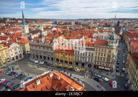 Una banca di taxi gialli si allineano sotto le torri e le guglie dello skyline di Praga in una giornata di sole in inverno. Foto Stock