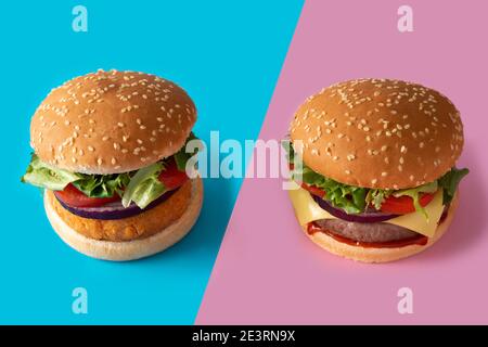 Cheeseburger e hamburger di ceci su sfondo blu e rosa Foto Stock