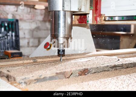 Macchina cnc lavorazione legno su legno. Strumento presso la fabbrica di legno. Foto Stock