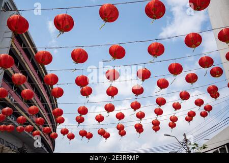 La strada è decorata con lanterne cinesi di carta per celebrare il cinese Festa di Capodanno Foto Stock