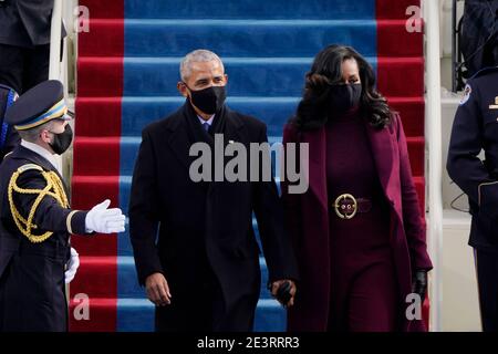 L'ex presidente Barack Obama e sua moglie Michelle arrivano per la 59a inaugurazione presidenziale al Campidoglio degli Stati Uniti per il presidente eletto Joe Biden a Washington, mercoledì 20 gennaio 2021. (AP Photo/Patrick Semansky, Pool) | utilizzo in tutto il mondo Foto Stock