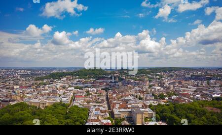 Lviv, Ucraina - Agosto, 2020: Vista aerea su Lviv dal drone Foto Stock