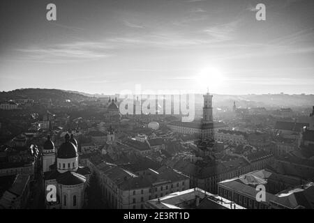 Lviv, Ucraina - Agosto, 2020: Vista sulla Chiesa della Trasfigurazione a Lviv, Ucraina dal drone Foto Stock