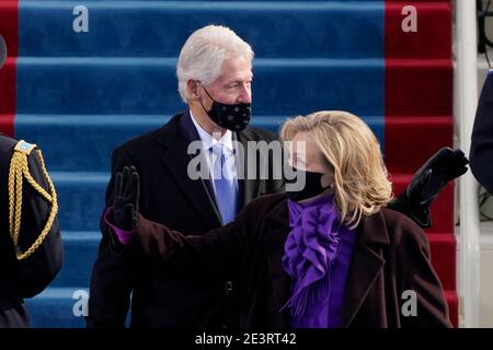 L'ex presidente Bill Clinton e sua moglie l'ex segretario di Stato Hillary Clinton arrivano per la 59a inaugurazione presidenziale al Campidoglio degli Stati Uniti per il presidente eletto Joe Biden a Washington, mercoledì 20 gennaio 2021. (AP Photo/Patrick Semansky, Pool) | utilizzo in tutto il mondo Foto Stock