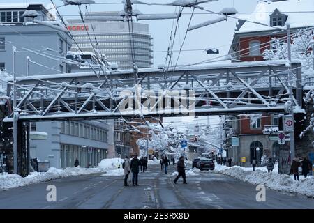 Zurigo, Svizzera - 15 gennaio 2021: Persone che camminano a causa di forti nevicate Foto Stock