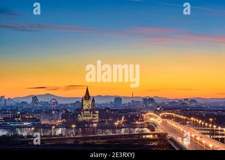 Vienna, Vienna: Centro di Vienna, fiume Donau (Danubio), isola Donauinsel, ponte Reichsbrücke, parco divertimenti Prater, ruota panoramica, chiesa Franz von Foto Stock