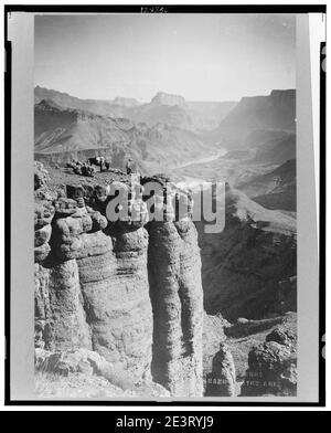 Uomo e asino fuori su Tanner Ledge, Grand Canyon, Arizona) - foto di Kolb Bros., Grand Canyon, Ariz Foto Stock