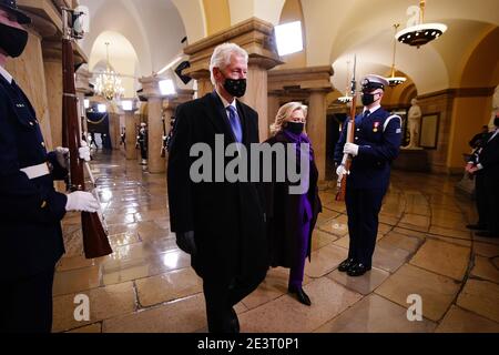 L'ex presidente Bill Clinton (L) e l'ex segretario di Stato Hillary Clinton arrivano nella cripta del Campidoglio degli Stati Uniti per la cerimonia di inaugurazione del presidente eletto Joe Biden che sarà il 46° presidente degli Stati Uniti a Washington, DC, USA, 20 gennaio 2021. / MediaPunch Foto Stock