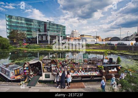 Parola sull'acqua - London Bookbarge - una libreria galleggiante ormeggiato sul Regent's Canal a Kings Cross, London, England, Regno Unito Foto Stock