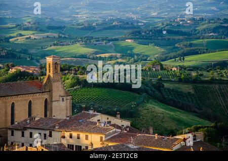 Un paesaggio toscano con la chiesa di Sant'Agostino a San Gimignano. Foto di alta qualità Foto Stock