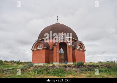 Moschea in costruzione contro il cielo blu, lavori di finitura dei minareti Foto Stock