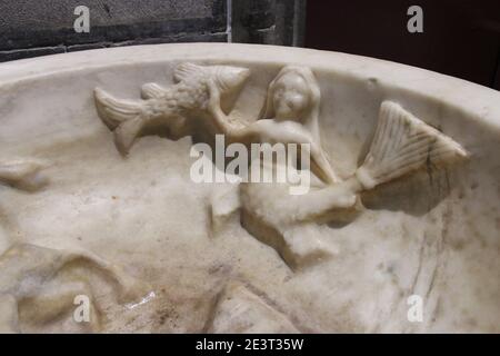 stoup nella chiesa di saint-pierre a laruns in francia Foto Stock