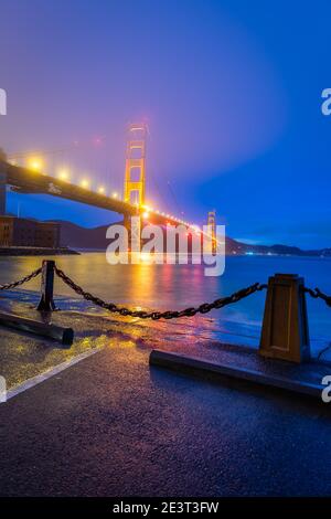 Alba nebbia da Fort Point Foto Stock