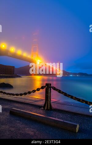 Alba nebbia da Fort Point Foto Stock