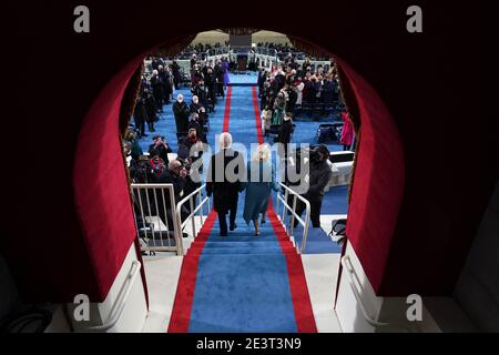 Washington, DC. 20 gennaio, 2021.Washington DC, Stati Uniti. 20 gennaio 2021.NYTINAUG-01/20/21, Washington, DC- Joe Biden e Dr. Jill Biden sono arrivati. La cerimonia di inaugurazione del 46° Presidente degli Stati Uniti, Joe Biden e del Vice Presidente Kamala Harris al Campidoglio. ( NYTCRedit: Chang W. Lee/The New York Times | Usage worldwide Credit: dpa picture Alliance/Alamy Live News Credit: dpa picture Alliance/Alamy Live News Foto Stock