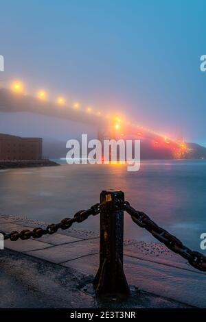 Alba nebbia da Fort Point Foto Stock