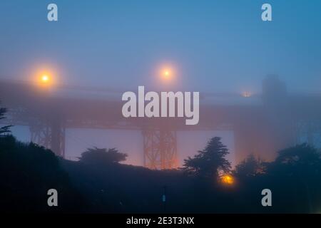 Alba nebbia da Fort Point Foto Stock