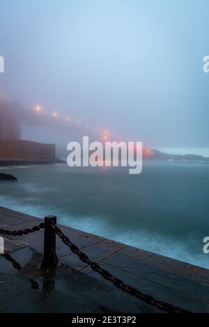 Alba nebbia da Fort Point Foto Stock