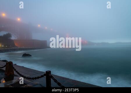 Alba nebbia da Fort Point Foto Stock