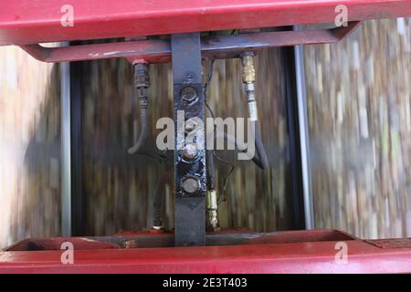 il collegamento tra due vetture del treno rosso in movimento Foto Stock