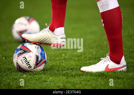 Un giocatore con il pallone ufficiale Mitre Delta Max durante la partita Sky Bet Championship a Carrow Road, Norwich. Data immagine: Mercoledì 20 gennaio 2021. Foto Stock