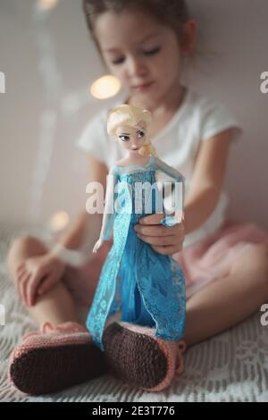 Bambina simpatica che gioca con Elsa Foto Stock