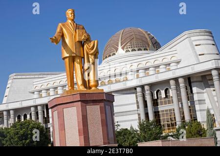 Mary Library / Mary Turkmenistan edificio della Biblioteca Nazionale con la statua del presidente Saparmurat Niyazov, Turkmenistan Foto Stock