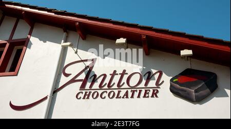ESPELETTE, FRANCIA - AVRIL 19, 2018: Antton Chocolatier negozio esterno noto per il suo cioccolato gourmet fatto con ingredienti baschi tradizionali come ESP Foto Stock