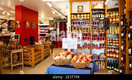 ESPELETTE, FRANCIA - AVRIL 19, 2018: Negozio di delicatessen con assortimento di prodotti locali, molti dei quali conditi con famosi peperoni espelette. Foto Stock