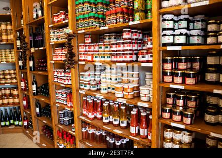 ESPELETTE, FRANCIA - AVRIL 19, 2018: Negozio di delicatessen con assortimento di prodotti locali, molti dei quali conditi con famosi peperoni espelette. Foto Stock