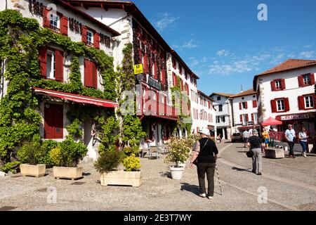 ESPELETTE, FRANCIA - AVRIL 19, 2018: Turisti anziani in visita pittoresco villaggio di Espelette noto per i suoi peperoni rossi secchi, un ingrediente integrale Foto Stock