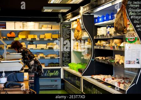 ESPELETTE, FRANCIA - AVRIL 19, 2018: Formaggi, delicatessen e caseificio. Assortimento di formaggi locali - a base di latte di capra, pecora o vacca, condito con Foto Stock