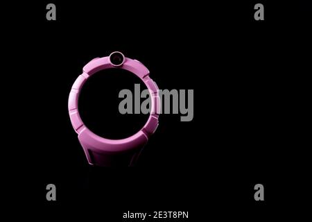 Orologio samrt di peperoncino rosa isalted su nero con copyspace. Foto Stock