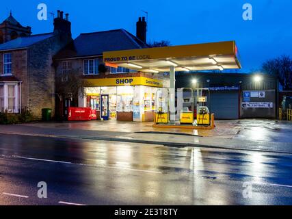 Vista notturna di un piazzale di rifornimento di benzina locale a Boston Spa, West Yorkshire Foto Stock