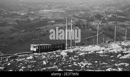 Francia. Due antichi treni in legno che scendono dal monte la Rhune nella valle. Ferrovia a cremagliera che attrae bambini e adulti. Foto in bianco e nero Foto Stock