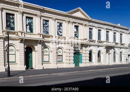 L'edificio della Oamaru Repertory Society del 1870, recentemente rinnovato, Oamaru, Isola del Sud, Nuova Zelanda. Figure teatrali storiche nelle finestre superiori. Foto Stock