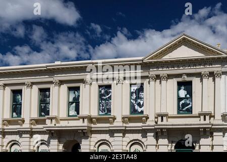 L'edificio della Oamaru Repertory Society del 1870, recentemente rinnovato, Oamaru, Isola del Sud, Nuova Zelanda. Figure teatrali storiche nelle finestre superiori. Foto Stock